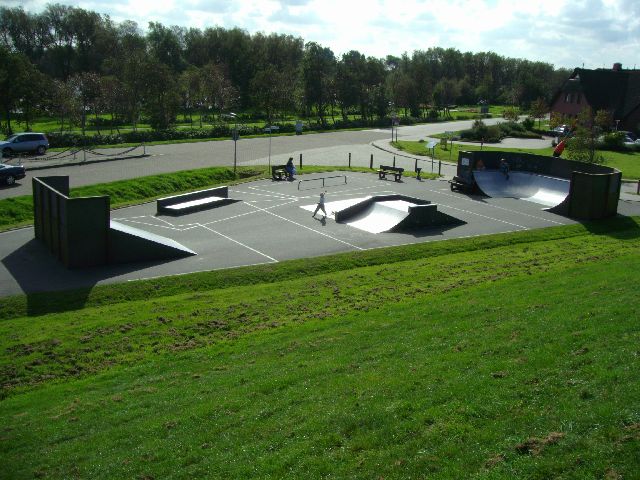 Skaterplatz mit Halfpipe